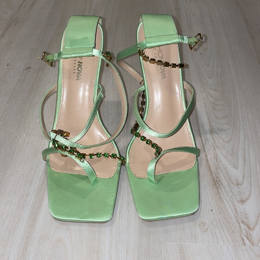 - Heels - Picture 5 of 8